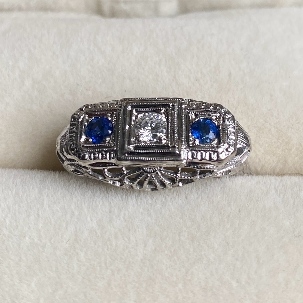 Art Deco 18kt white gold diamond and sapphire filigree ring